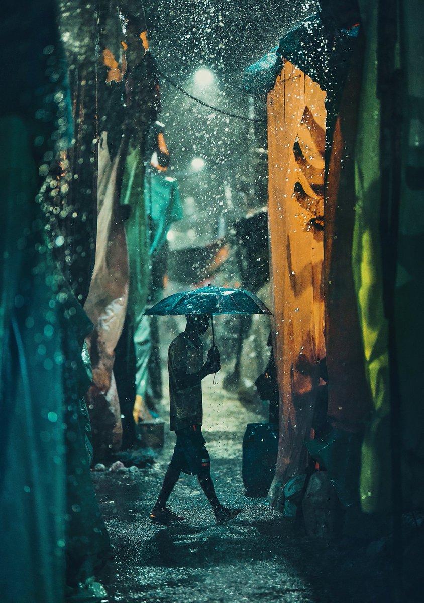 Deckle_Edge's tweet photo. One of my all time favorite photographs shot in torrential rain in my city is still available on Foundation. 

🟢 Please do RT/QT 😊

Goodnight. #NFT 

https://t.co/39uTjduczg https://t.co/LrddPeJ2Ze