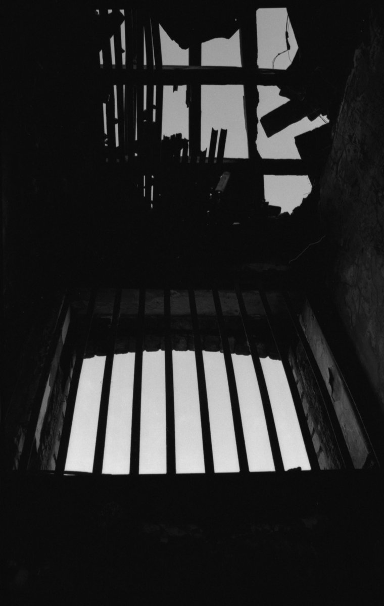 ArtyWinker's tweet photo. Crumbling Choices.

The sky is grey, the windows are barred, the roof is falling in.

#AbortionRightsAreHumanRights #ABORTIONS #AbortionBan #RoeVsWade #blackandwhitephotography #archillect #believeinfilm https://t.co/adsuBVcclU
