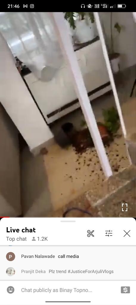 Binayontop's tweet photo. Youtuber Julie and Arjun were being attacked by their neighbours over an issue of dog's poop. 
Please retweet.....and share this incident😡🤬🤬🤬
#JusticeforJuli #PETA https://t.co/rm2Msrphq1