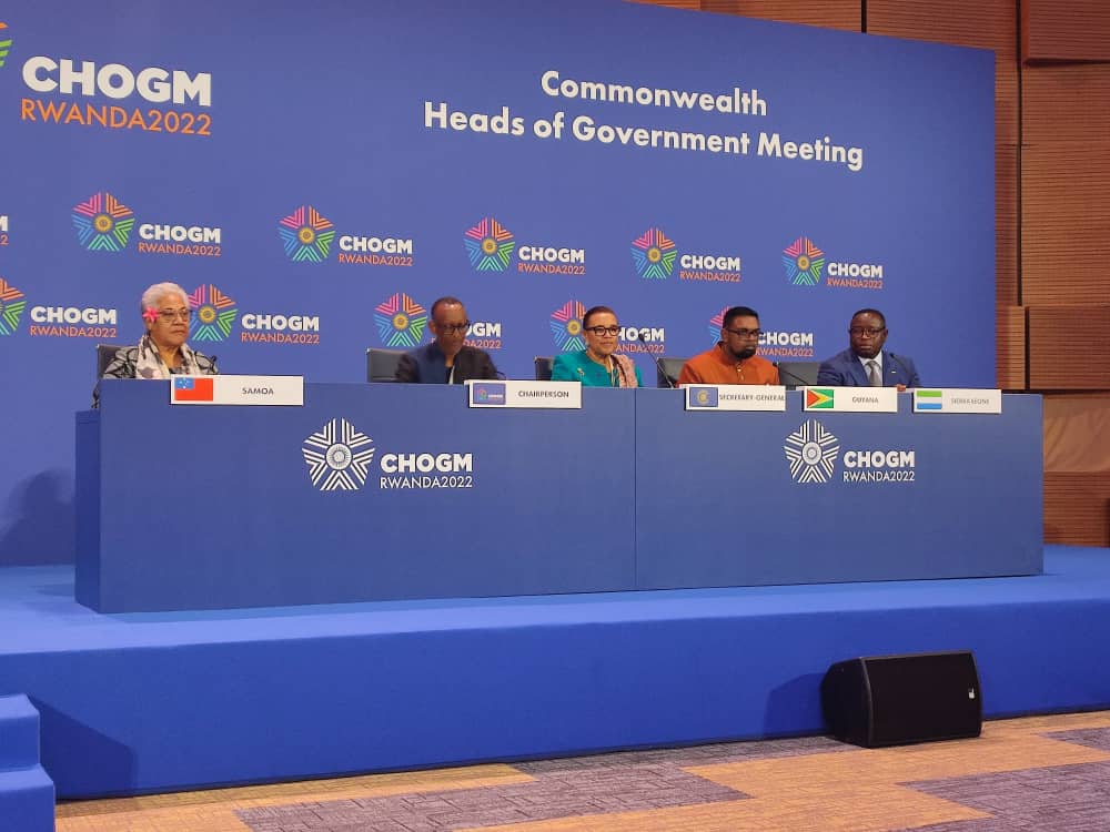 IGIHE's tweet photo. 🚨AMAKURU MASHYA🚨

Perezida Kagame amaze gutangaza ko Gabon na Togo byemejwe nk’abanyamuryango bashya ba Commonwealth.

Ni umwe mu myanzuro yafatiwe mu mwiherero w’abakuru b’ibihugu bagize uyu muryango. https://t.co/h58tek2NjD