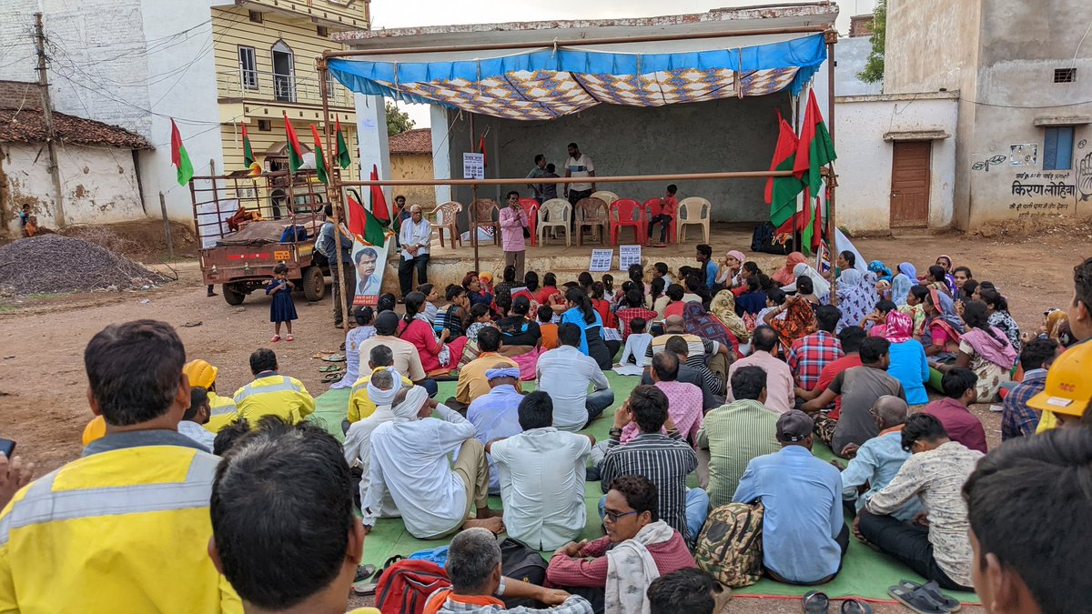 Rashi_ra_26's tweet photo. Workers of Chandulal Chandrakar Medical College Chhattisgarh have been protesting for the past nine months against illegal expulsion from work.There has been no response from government’s side.They are continuing their protests. Pictures of Yatra. @thewirehindi @Article14live https://t.co/Rd9gpbDbeC