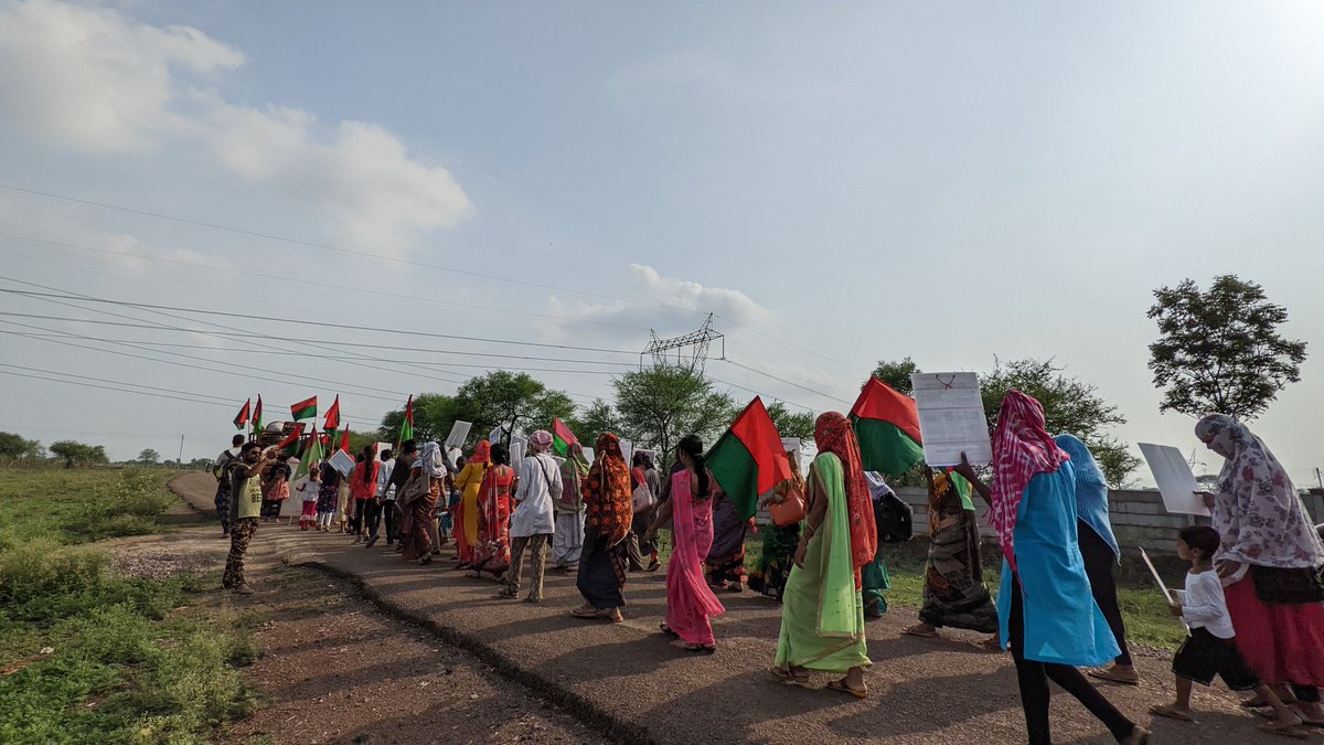 Rashi_ra_26's tweet photo. Workers of Chandulal Chandrakar Medical College Chhattisgarh have been protesting for the past nine months against illegal expulsion from work.There has been no response from government’s side.They are continuing their protests. Pictures of Yatra. @thewirehindi @Article14live https://t.co/Rd9gpbDbeC