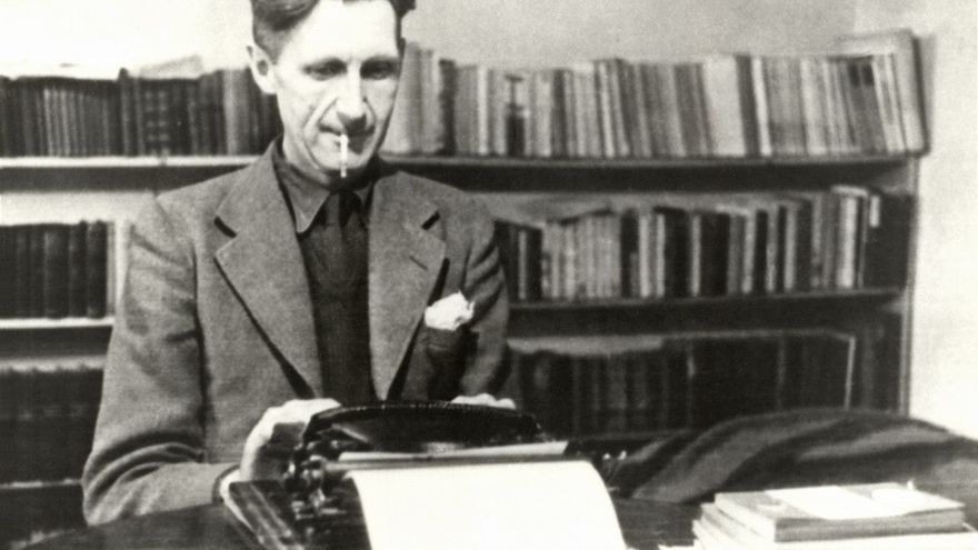 literlandweb1's tweet photo. Las 6 reglas de George Orwell para escribir:
1. Nunca uses una metáfora, símil u otra frase hecha que estés acostumbrado a ver por escrito. 
2. Nunca uses una palabra larga si puedes usar una corta que signifique lo mismo. 
3. Si es posible eliminar una palabra, hazlo siempre. https://t.co/exjKMzGyve