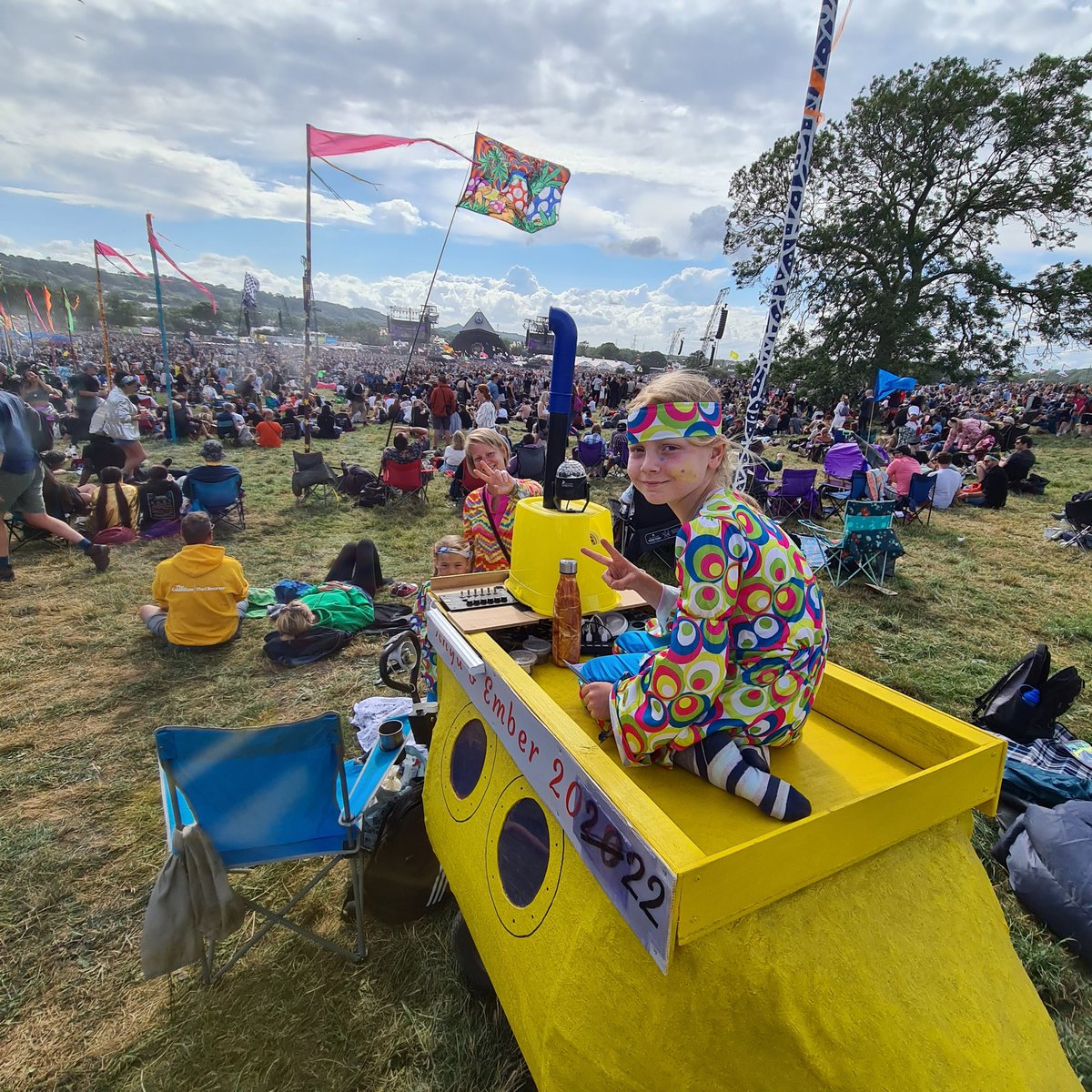 queb4ll's tweet photo. Waiting for the main event @glastonbury @bbcglasto @PaulMcCartney @worthyfm https://t.co/h2XrmXeXgF