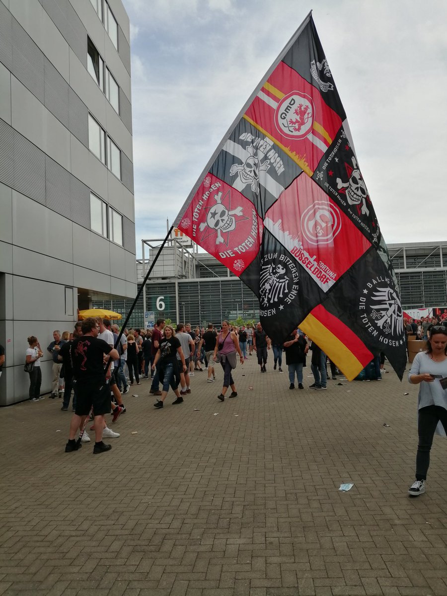 Erst Auswärtsspiel #dietotenhosen #allesfuerdietour und dann im Oktober Auswärtssieg #Betze