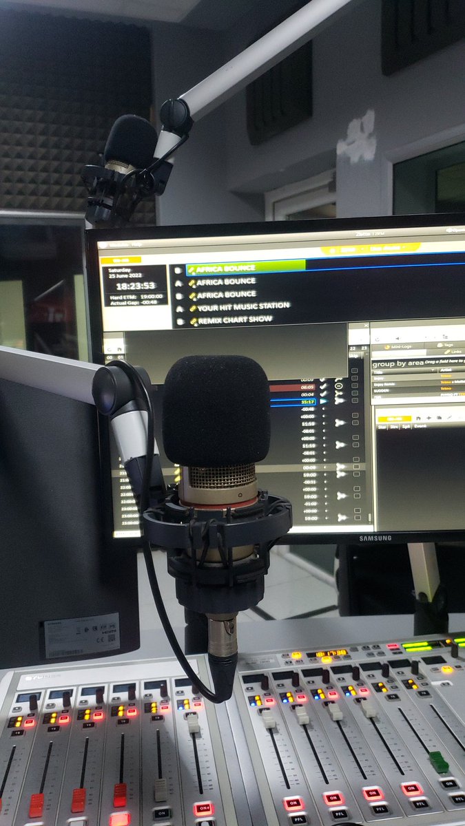 reverb7's tweet photo. Live on ZiFM Stereo RIGHT NOW!! Do tune in for the best afropop and afrohouse vibes only on #AfricaBounce https://t.co/BCX1Iq34aR