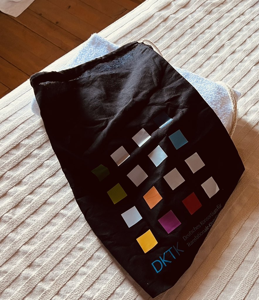 BenWestphalen's tweet photo. Best way to use a @DKTK_ bag?
Clearly to carry stuff to the beach 🏖
#OffOnVacation #OOO https://t.co/HHlZ6aDkxq