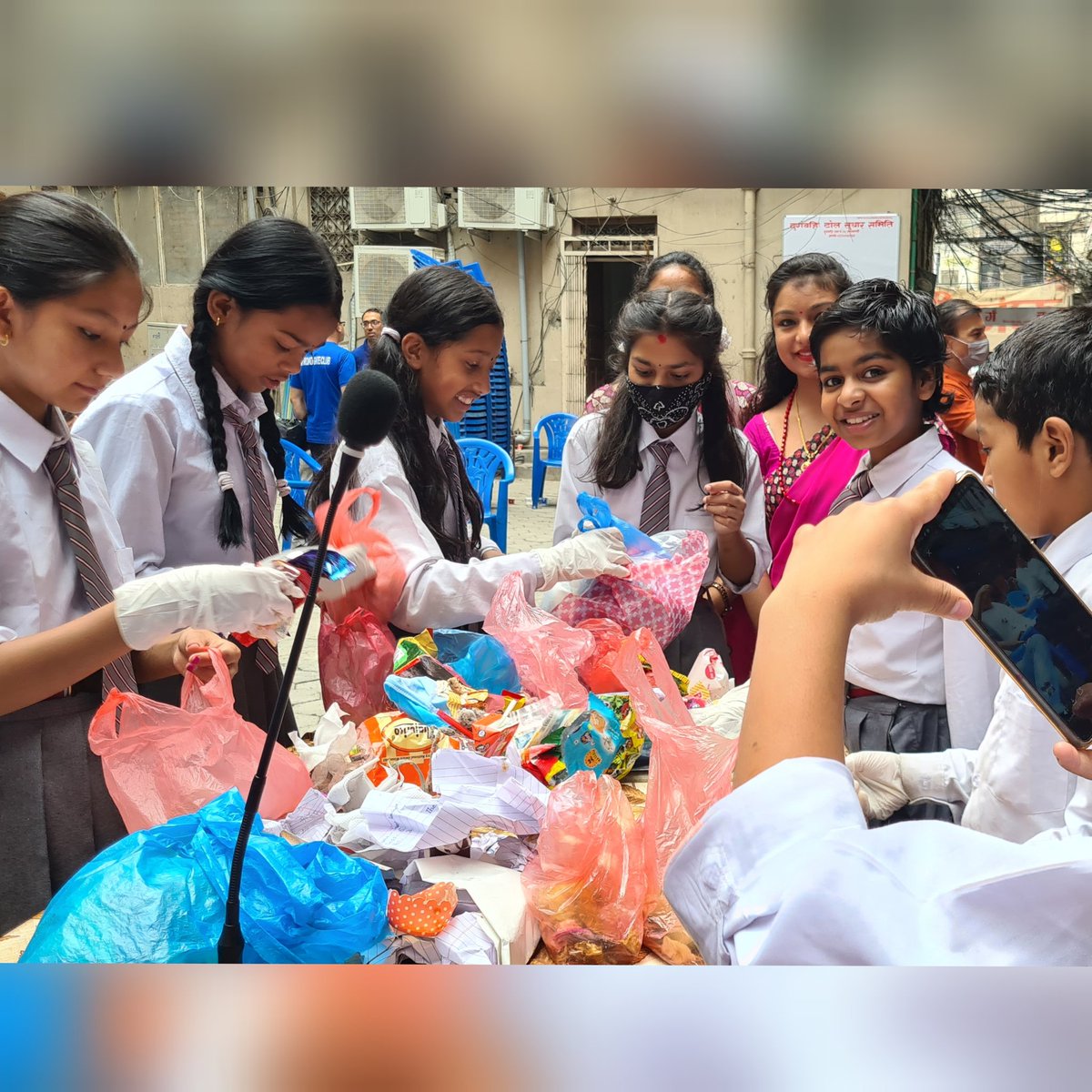 bikashnabin1's tweet photo. आजको फोहर ब्यवस्थापन तालिम दुगबहिल, न्युरोड
#wastemanagement #solidwastemanagement #SWM #segregationatsource #kitchenwaste #circulareconomy #compostingatsource #resourcerecovery https://t.co/KXj9IV85zT