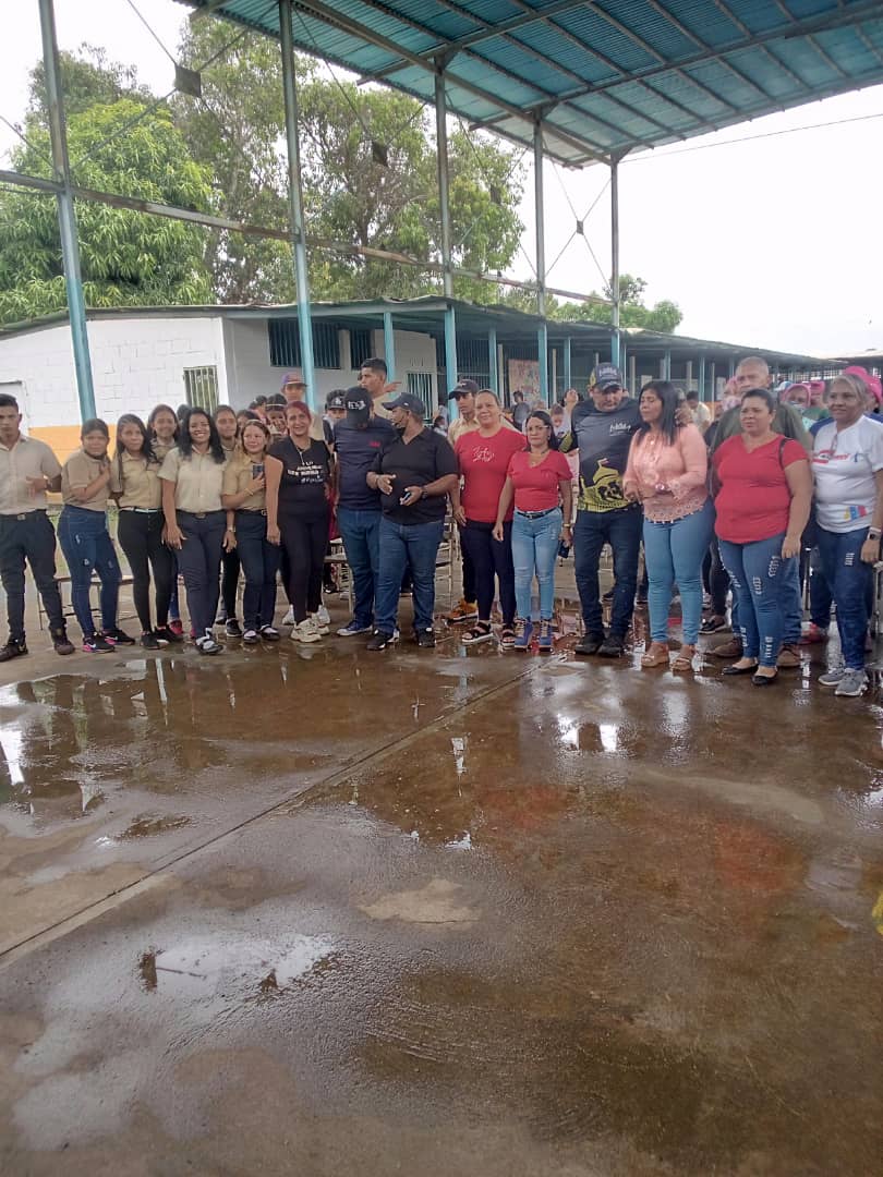Marghie_S's tweet photo. #25Jun desde la E.E. Campo Alegre Mcpio Mellado, se activó la #BricomilesMiEscuelaBella por instrucciones del presidente @NicolasMaduro @_LaAvanzadora en compañía del comisionado Diputado Marcos Calles @MPPEDUCACION @josemvasquez #MiEscuelaBella para nuestros niños de la patria. https://t.co/5o7GrOMTmD