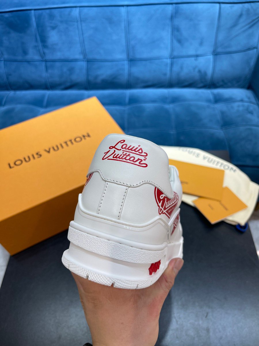 Ptshoesx's tweet photo. #L# 2022新品男士TRAINER运动鞋，选用原版布面铺陈压纹。呈现源自复古篮球鞋的低帮设计，更有 Monogram 花卉绽放于创新型注胶外底。纯手工拉帮套楦工艺，高精准复刻！ Size：38-45  999 https://t.co/eH1XKfOvTK