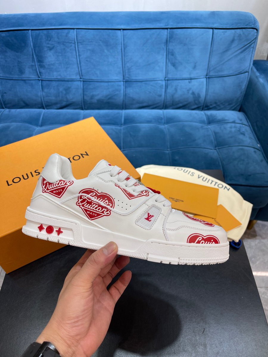 Ptshoesx's tweet photo. #L# 2022新品男士TRAINER运动鞋，选用原版布面铺陈压纹。呈现源自复古篮球鞋的低帮设计，更有 Monogram 花卉绽放于创新型注胶外底。纯手工拉帮套楦工艺，高精准复刻！ Size：38-45  999 https://t.co/eH1XKfOvTK