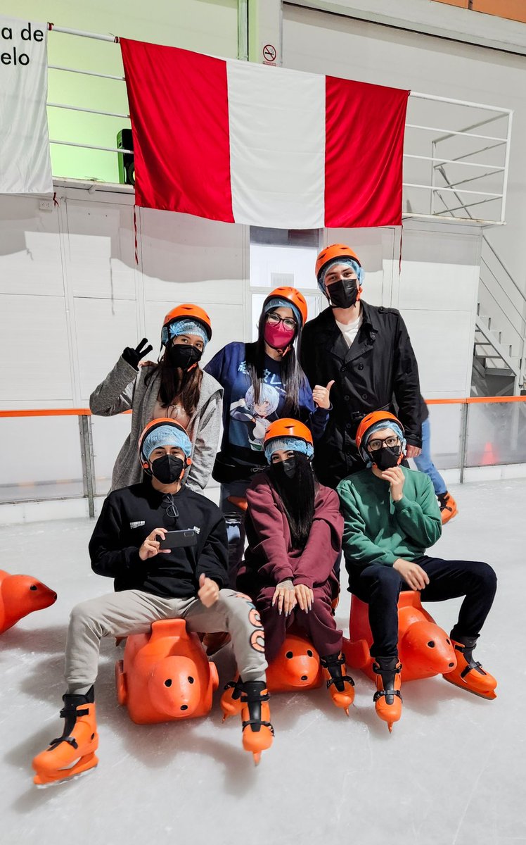 peruvianhousetv's tweet photo. La pasamos bravazo sacándonos la 🤬 patinando sobre hielo ⛸🧊. Del 1 al -10 ¿cuánto le ponen a nuestro stream? 🥶 #PeruvianHouse https://t.co/tM1QHuRgmw