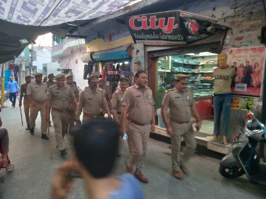 #SP, <a href="/bijnorpolice/">Bijnor Police</a> के निर्देशन में थाना चांदपुर पुलिस द्वारा 
थाना क्षेत्रान्तर्गत कानून एवं शांति व्यवस्था के दृष्टिगत तथा आम जनमानस में सुरक्षा की भावना जागृत करने हेतु मुख्य मार्गों व अन्य भीड़ वाले स्थानों पर पैदल गश्त की गई।
#FootPatrolling
#UPPolice