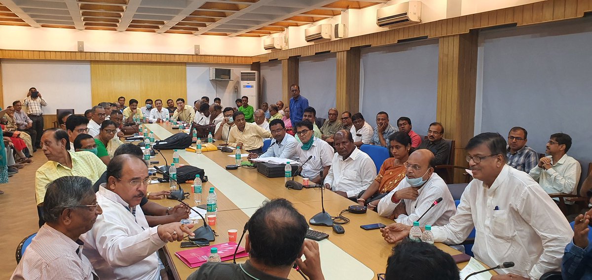 saikatholychild's tweet image. #Solid_waste_management এর মাধ্যমে পচনশীল ও অপচনশীল বর্জ্য পদার্থ দুই ভাগে প্রতিটি বাড়ির দরজা থেকে সংগ্রহ করে সেগুলো #dumping_ground এ নিয়ে যাওয়া হবে এবং সেখানে solid_waste_plant বসানো হবে,SUDAওSIMOCO,জলপাইগুড়ি পৌরসভার এক ত্রিপাক্ষিক চুক্তি স্বাক্ষরিত হলো।