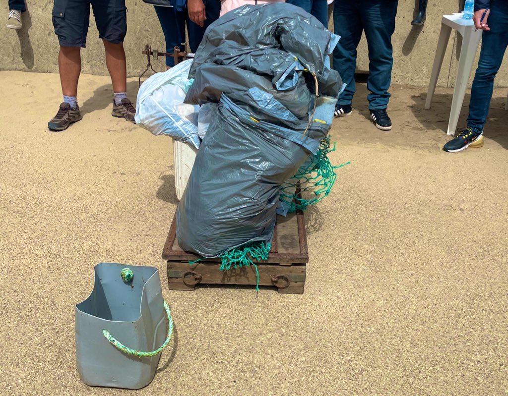 Ce matin, ramassage de 84 kilos de déchets sur la plage de Wissant avec le discours d’ <a href="/ArnaudChassery/">Arnaud Chassery</a> sur le dépassement de soi 🤩  💪#AXAWeekForGood  #AXAAtoutCoeur  #alopias <a href="/AXAJobs_fr/">AXA Jobs France</a> <a href="/AXAFrance/">AXA France</a> <a href="/CHU_Lille/">CHU de Lille</a> #5R