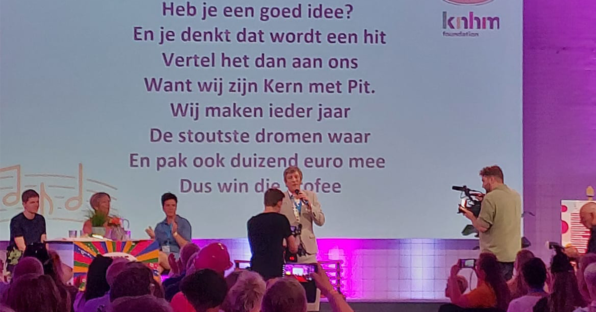 Wij kijken terug op een energiek <a href="/Wedoenhetsamen_/">We doen het samen</a> festival. Veel mooie gesprekken en ontmoetingen gehad. De uitreiking van de #GoudenPit <a href="/KNHM_/">m.k</a> vormde een prachtige afsluiting. Onze felicitaties aan winnaar Heksje Route uit <a href="/Brabant/">Provincie Noord-Brabant</a> #kernmetpit #wedoenhetsamen.