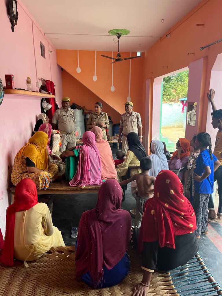 पुलिस अधीक्षक बिजनौर के निर्देशन में थाना नगीना पुलिस द्वारा थाना क्षेत्रान्तर्गत #MissionShakti अभियान के अन्तर्गत नारी स्वावलंबन व सशक्तिकरण के लिए महिलाओं/बालिकाओं को जागरुक कर विभिन्न हेल्पलाइन नम्बरों की जानकारी दी गई।
#UPPolice #NaariShakti