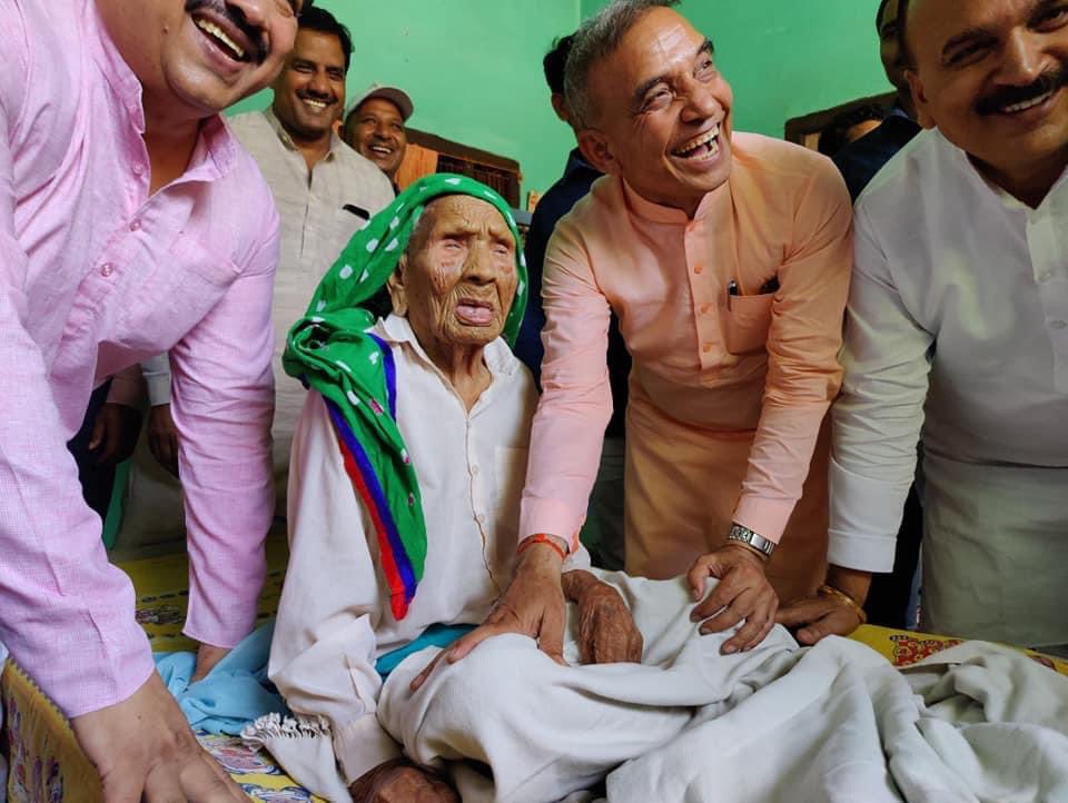 #हमारे_बुजुर्ग_हमारी_शान  #उनका_आशीर्वाद_हमारी_पहचान

लोकसभा क्षेत्र के ग्राम मलकपुर में ऐशिया चैम्पीयन भारत केसरी सुभाष पहलवान की दादी 114 वर्षीय माता बलदेई धर्मपत्नी स्व: श्रीचंद तोमर जी के दर्शन कर उनका आशीर्वाद प्राप्त करने का सौभाग्य मिला l