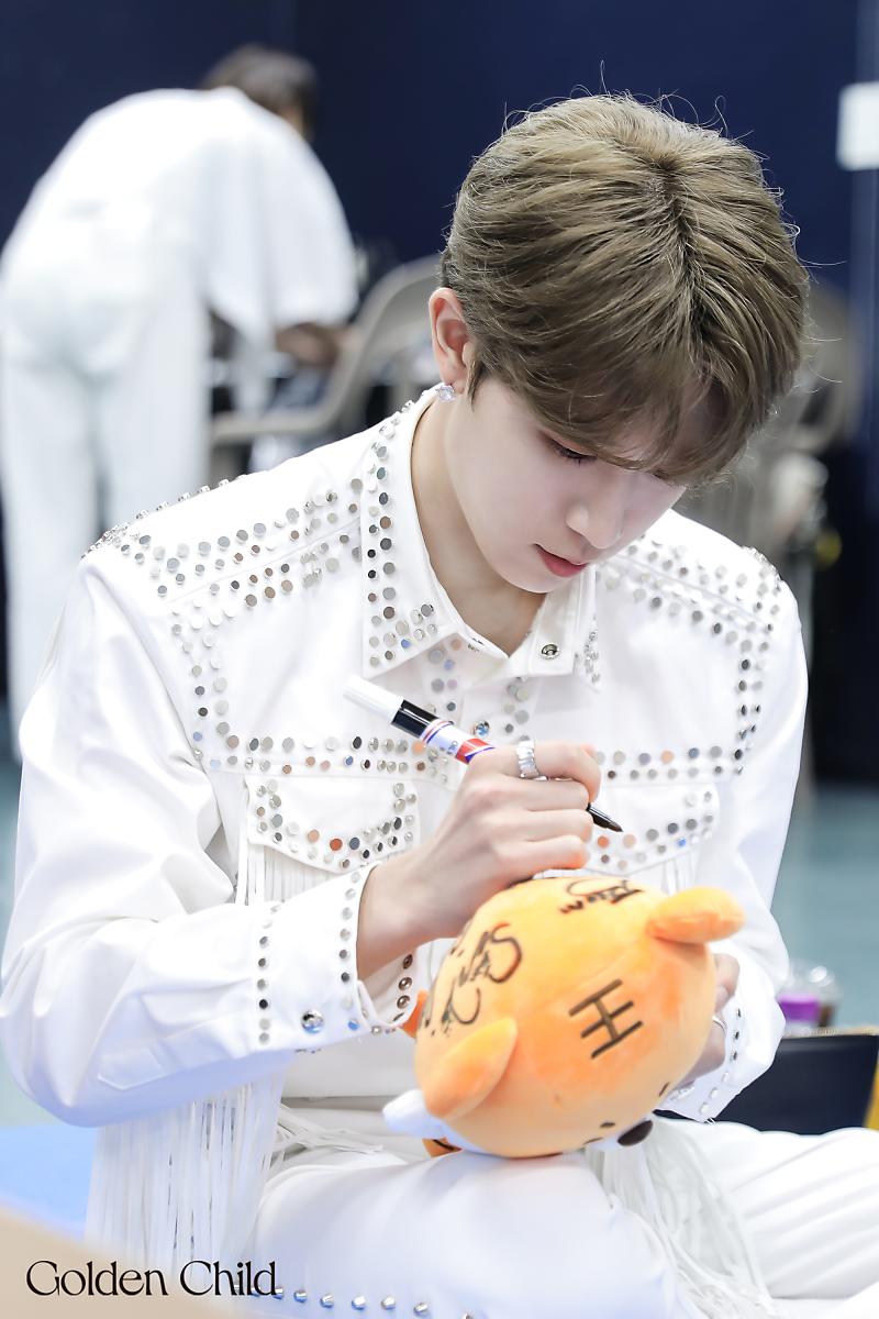 DongdongBr's tweet photo. #ATUALIZAÇÃO 🐿 09.08.2022

Atualização no blog oficial da woollim com fotos dos bastidores do MV replay!

🔗https://t.co/USV4N33f8v

  #GoldenChild #골든차일드 
  #ゴールデンチャイルド #김동현 #Donghyun https://t.co/4F6lRysZcl https://t.co/QCcSoQvvgN