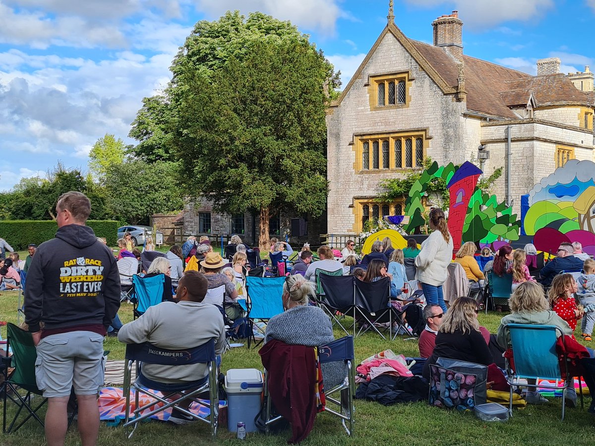 Immersion_Thtr's tweet photo. Only 20 minutes until it's curtain up on the first performance of our 2022 summer tour of Rapunzel at Athelhampton House! SO EXCITED!!! https://t.co/LfFUcPuYWV