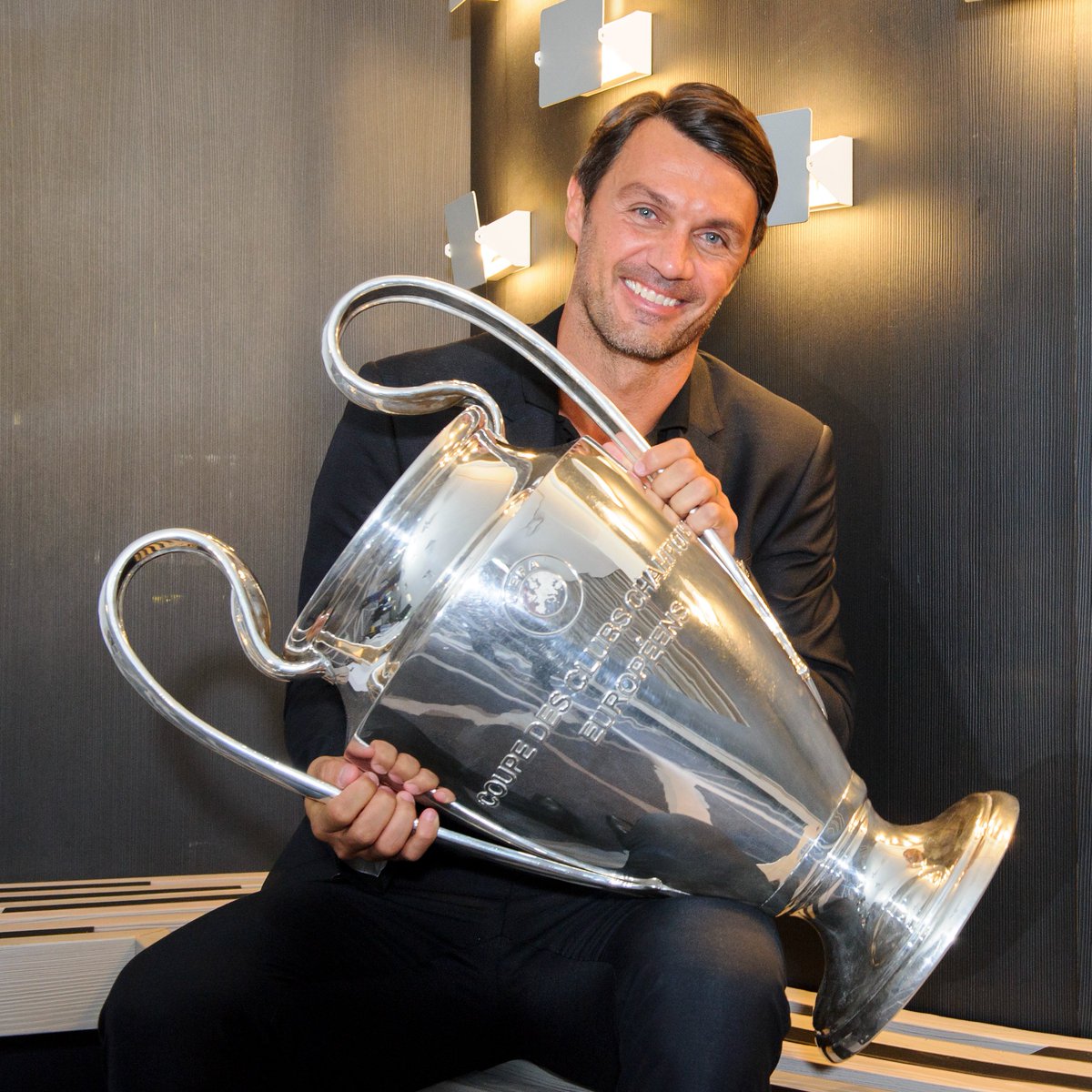 ChampionsLeague's tweet photo. 🗣️ "One of the true greats, for both Italy and Milan."

🗣️ "A defender who could read the game like nobody else."

🗣️ "You'd have to put 15 players together to make one like him."

How would you describe Paolo Maldini❓

#UCL https://t.co/VoNA58k8cm