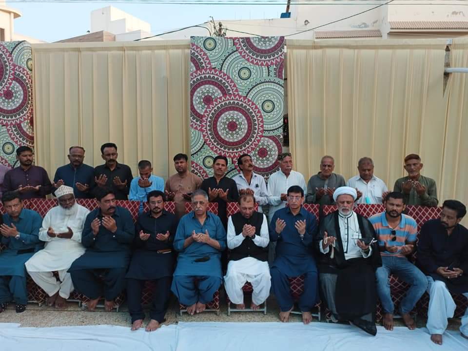 DFSMQM's tweet photo. ڈاکٹر فاروق ستار بھائی کی والدہ محترمہ کے ایصال ثواب کے لئے سوئم پی آئی بی کالونی کے سوسائٹی ہال میں رکھا گیا، سوئم و فاتحہ خوانی میں سیاسی جماعتوں کے رہنماؤں سمیت زندگی کے مختلف شعبوں سے تعلق رکھنے والے افراد نے بڑی تعداد میں شرکت کی. https://t.co/noytTh1EqD