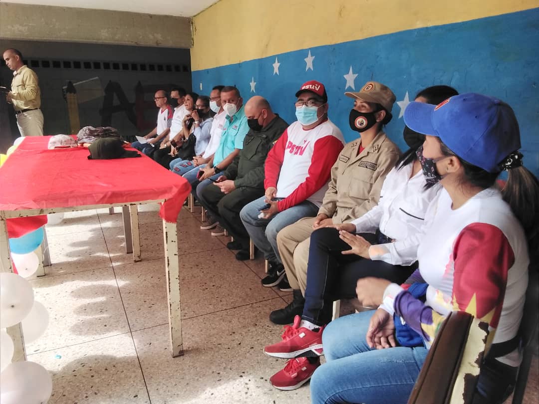 CDCEYaracuy's tweet photo. Equipo de @ZonaEducYara activo en el Municipio Bruzual, Activados en la juramentación de las #BricomilesMiEscuelaBella
Hoy #Junio25 bajo orientación del 
#MPPEDUCACION
@NicolasMaduro
@LaAvanzadora
@JLEONYARA
@anacri13 https://t.co/RkoaA2qLfT
