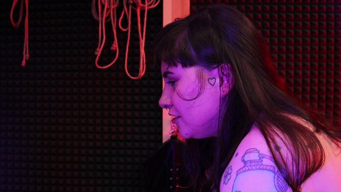 What happened here ?! I promise you'll find out soon enough.   Btw I love my hair and my expression😂