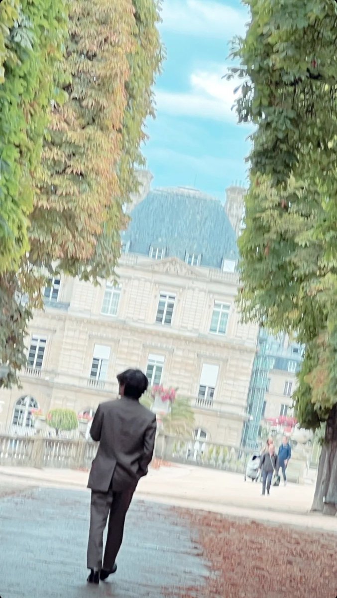 Però me lo meritavo anche io di passeggiare per le strade di Parigi con Taehyung