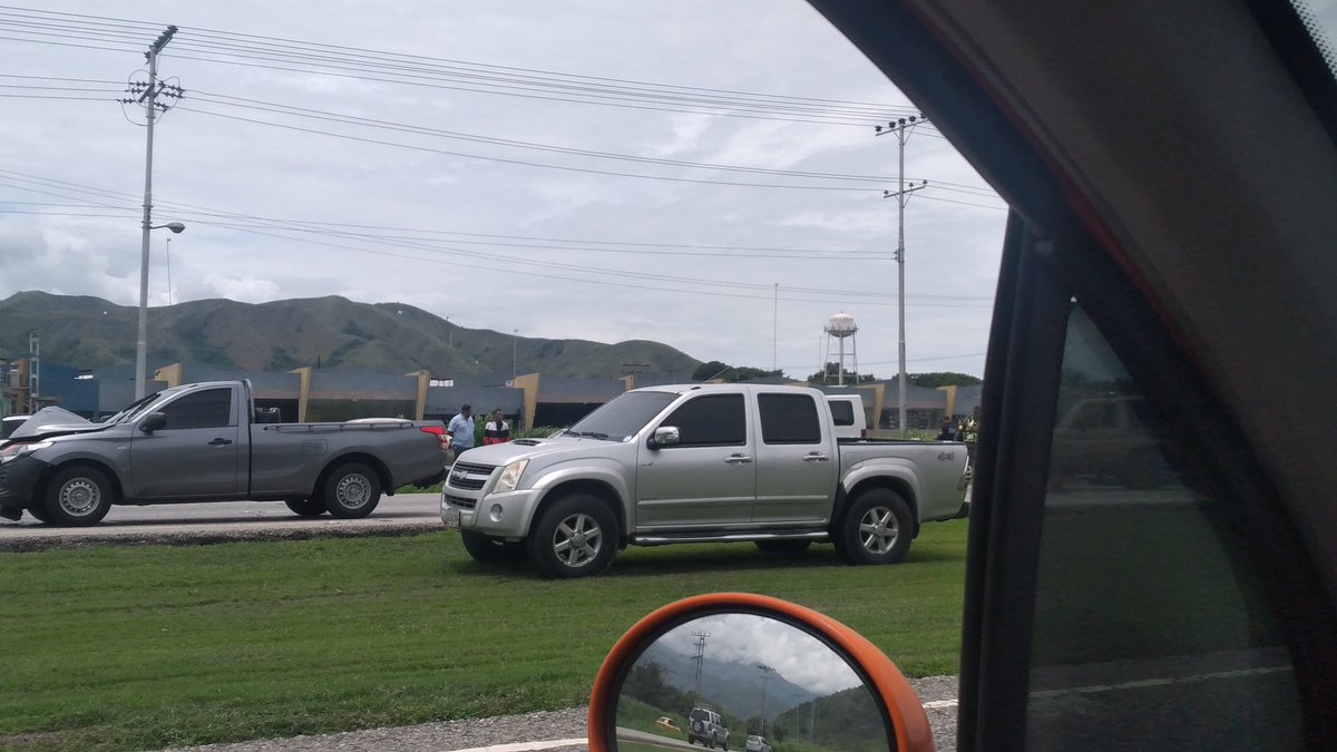 Enloveame's tweet photo. Accidente automovilístico entrando variante de yagua sentido San Diego ya levantando el accidente @traffiVALENCIA @traficovv https://t.co/6rSx804IWn