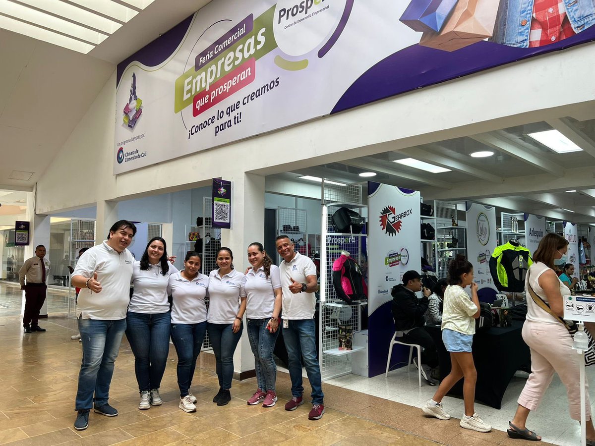 lfpperez's tweet photo. #Cali Hoy acompaño a los 28 empresarios que hacen parte de la Feria Comercial Empresas que #Prosperan 
Esta feria, es el resultado del esfuerzo de muchos colombianos que aportan a la reactivación del país.
Te esperamos en el centro comercial Unicentro Cali pasillo 4, local 134. https://t.co/mAlYhszJTx