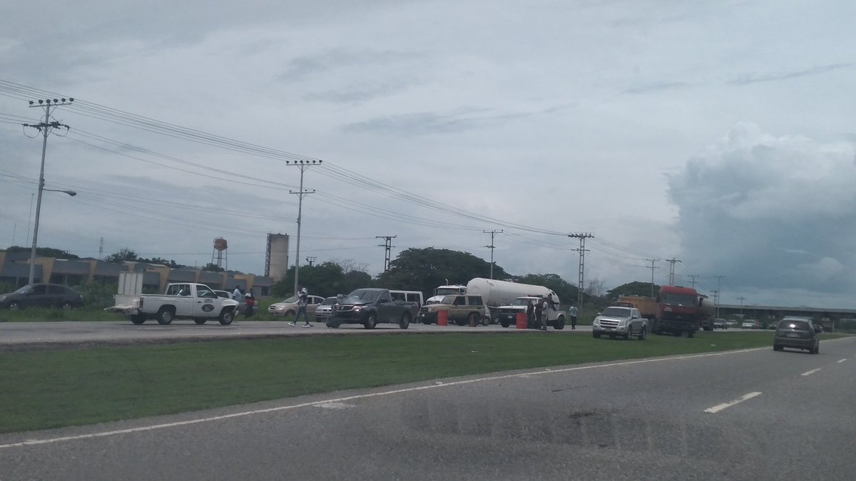 Enloveame's tweet photo. A esta hora retención vehicular sentido San Diego en plena variante de Yagua por accidente de tránsito @FMCENTER @traffiVALENCIA @traficovv https://t.co/SaxIY22Hyy