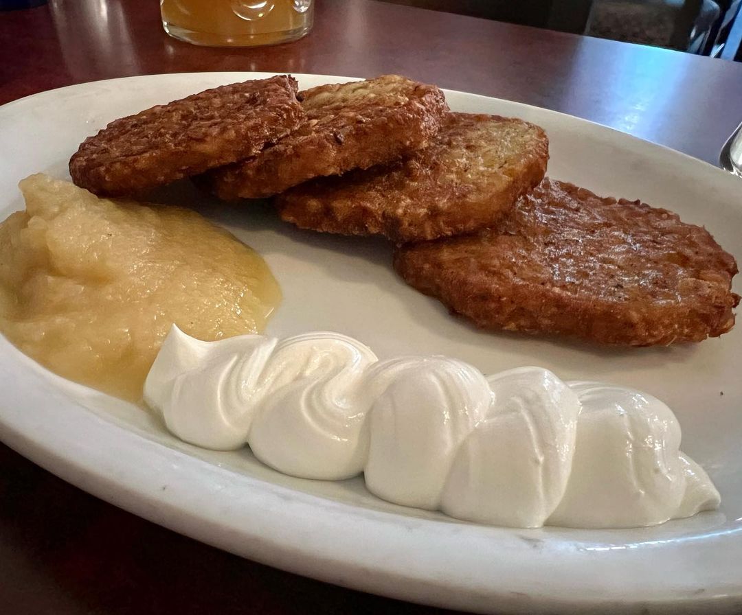 hausmurphys's tweet photo. Our Potato Pancakes are the perfect sweet and savory teat! 👌
-
https://t.co/UWmZtOcgw2 | 623-939-2480
-
#HausMurphys #GlendaleAZ #Arizona #GermanCuisine #OpenWeStand #GlendaleArizona
📷: @ellieluvskev https://t.co/2gTUT8RR5s