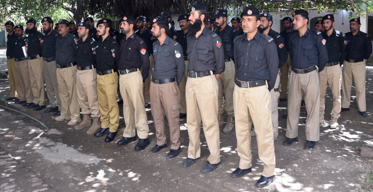HaripurPolice's tweet photo. پولیو مہم کے دوران ڈیوٹی سے متعلق ایڈیشنل ایس ہری پور محمد آیاز نفری کق بریفنگ دیتے ہوئے https://t.co/yuVOdbujbM