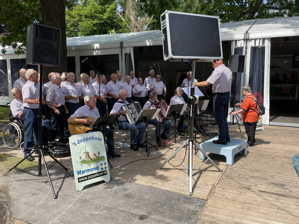 Na lange tijd trad zaterdagmiddag 24 juni 2022 het Warmonds Joppekoor weer op tijdens de Kaagweek die grotendeels gevierd wordt in het Park Groot Leerust. Aan belangstelling geen gebrek!