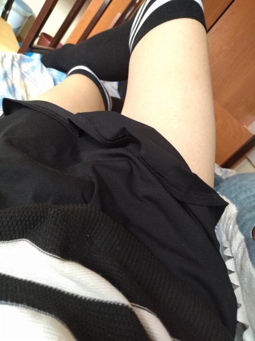 1 pic. Skirts definitely have some fun properties. #Femboy #Thighs https://t.co/yWWc4lCpTM