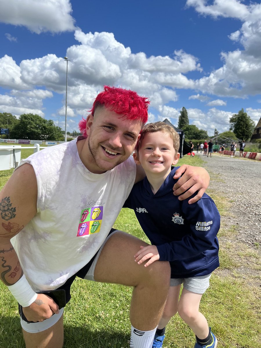 Little Alex meeting his hero ⁦<a href="/TebbattJordan/">Jordan Tebbatt</a>⁩ - top player who always has time to chat to his fans - I’d been asked about 20 times on the way to make sure he got a picture with the man with pink hair