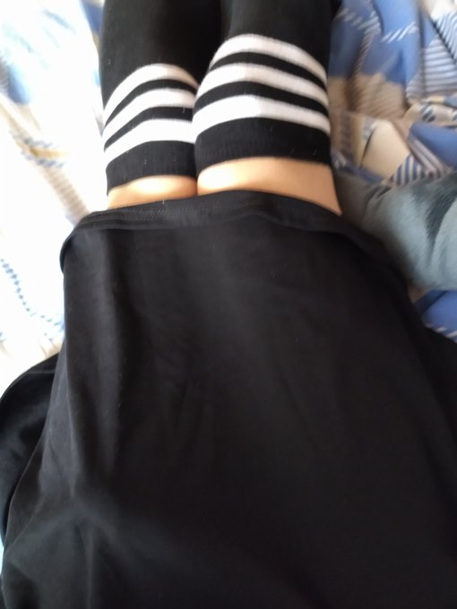 2 pic. Skirts definitely have some fun properties. #Femboy #Thighs https://t.co/yWWc4lCpTM