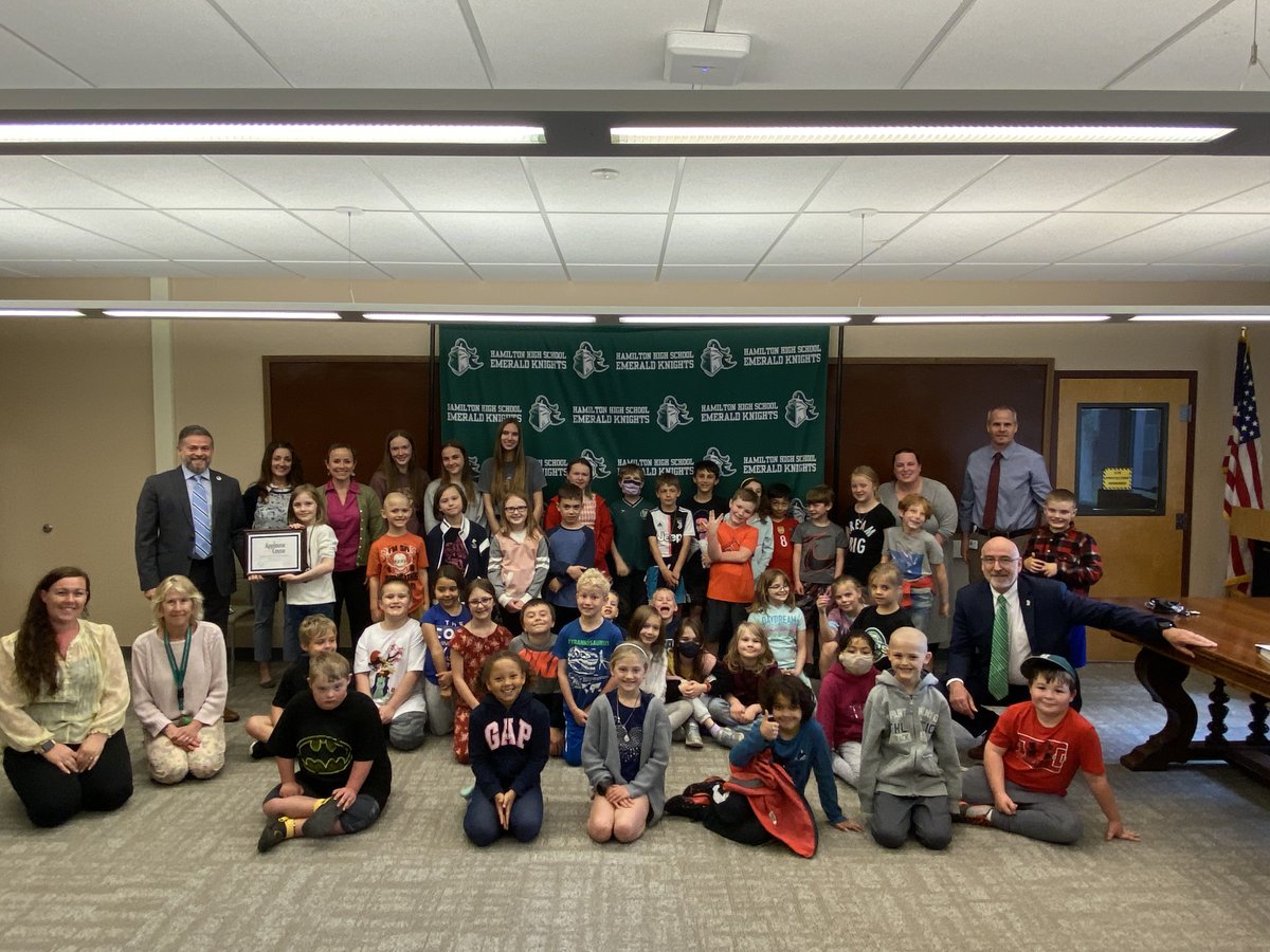 nyschoolboards's tweet photo. We were honored to present an #ApplauseForTheCause recognition plaque to @HCSinCNY for their generous efforts in fundraising for hygiene kits for area rescue missions. Great Job! https://t.co/vgjOh9rc2v