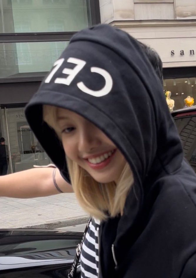 sxygirlili's tweet photo. Idc about fan wars anymore I'm just happy Taehyung and Lisa are doing whatever the fuck they want and they are enjoying their stay in Paris https://t.co/9NYbmL5SWB