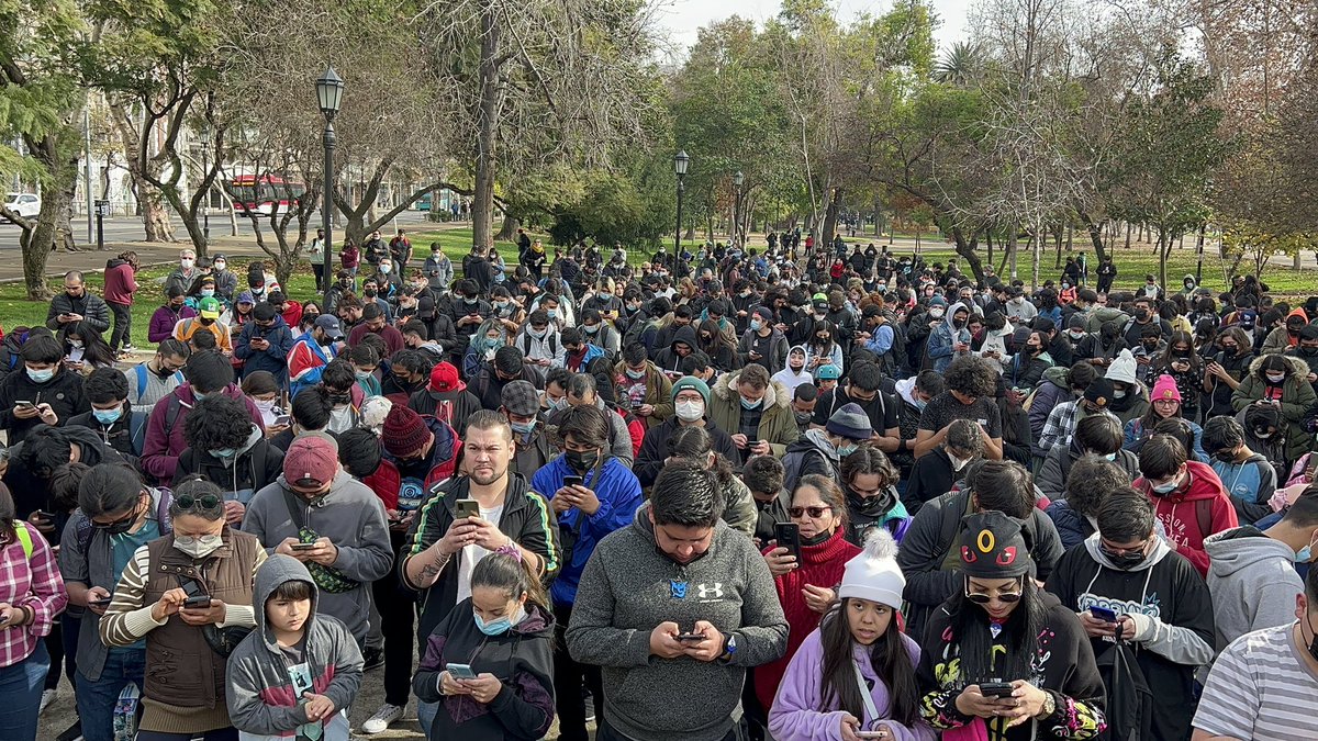 pokestgo's tweet photo. Se vive un gran #PokemonGOCommunityDay de Deino en Parque Forestal de Chile 🇨🇱 https://t.co/6SCycVAo8Q
