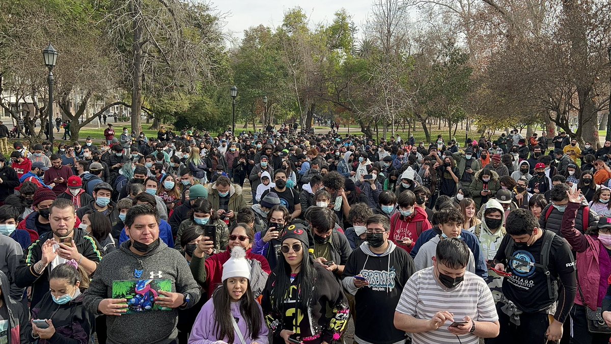 pokestgo's tweet photo. Se vive un gran #PokemonGOCommunityDay de Deino en Parque Forestal de Chile 🇨🇱 https://t.co/6SCycVAo8Q