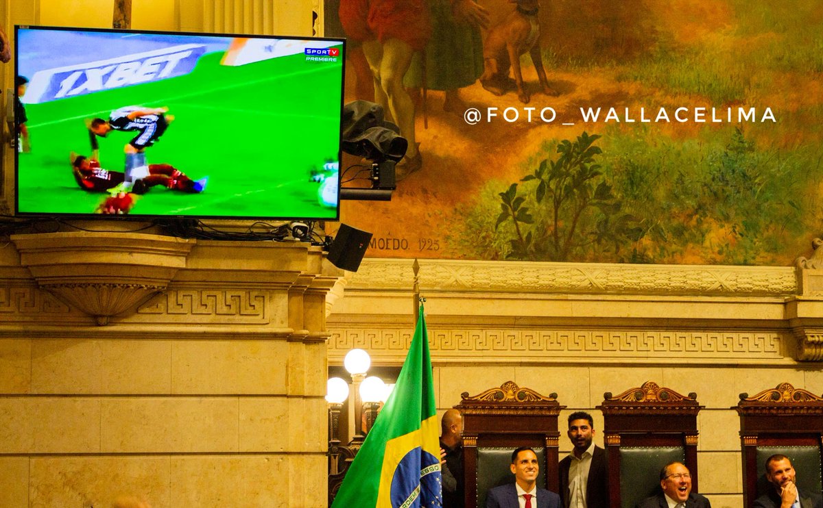 Será que alguém aqui gosta de um clássico ? Pega essa reação do <a href="/john_textor/">John Textor</a> vendo esse lance do @joelcarlioficial 🔥🔥📸

<a href="/Botafogo/">Botafogo F.R.</a> #botafogo #brasileirao #classico #futebol