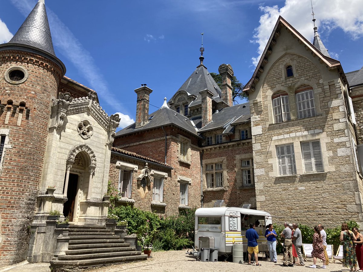 La Banque du Tourisme CA Centre-est &amp; le Pôle Entrepreneur Bourg et Bresse, présents au Forum des Partenaires Gîtes de France-Ain au Château de Varambon, pour présenter les avantages réservés aux adhérents Gîtes-de-France dans la réalisation de leurs projets ! #tousensemble