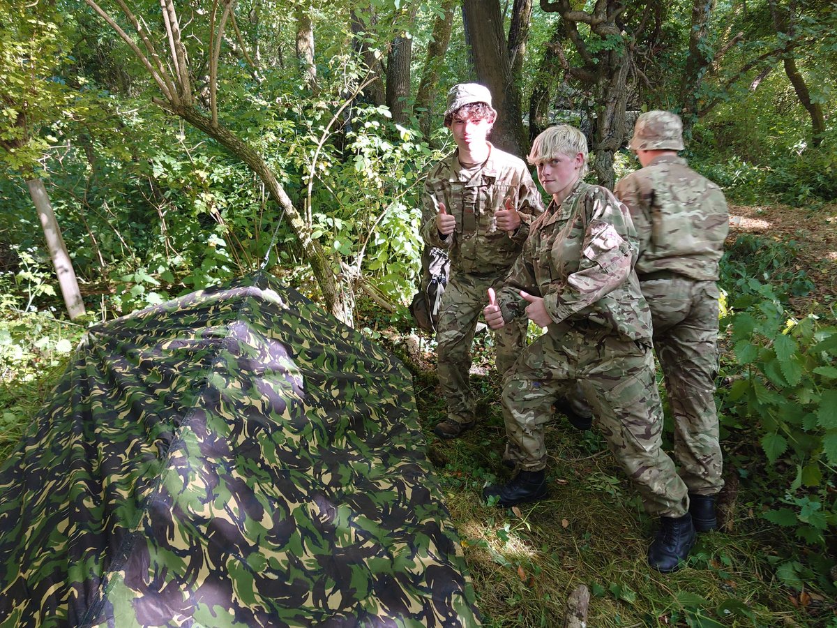MonktonCCF's tweet photo. #MonktonYear10 building shelters for the night on #MonktonArmy #MonktonRAF 1st night of camp. Some even brought lighting #Monktonthinksdifferently https://t.co/4JllzAi10g