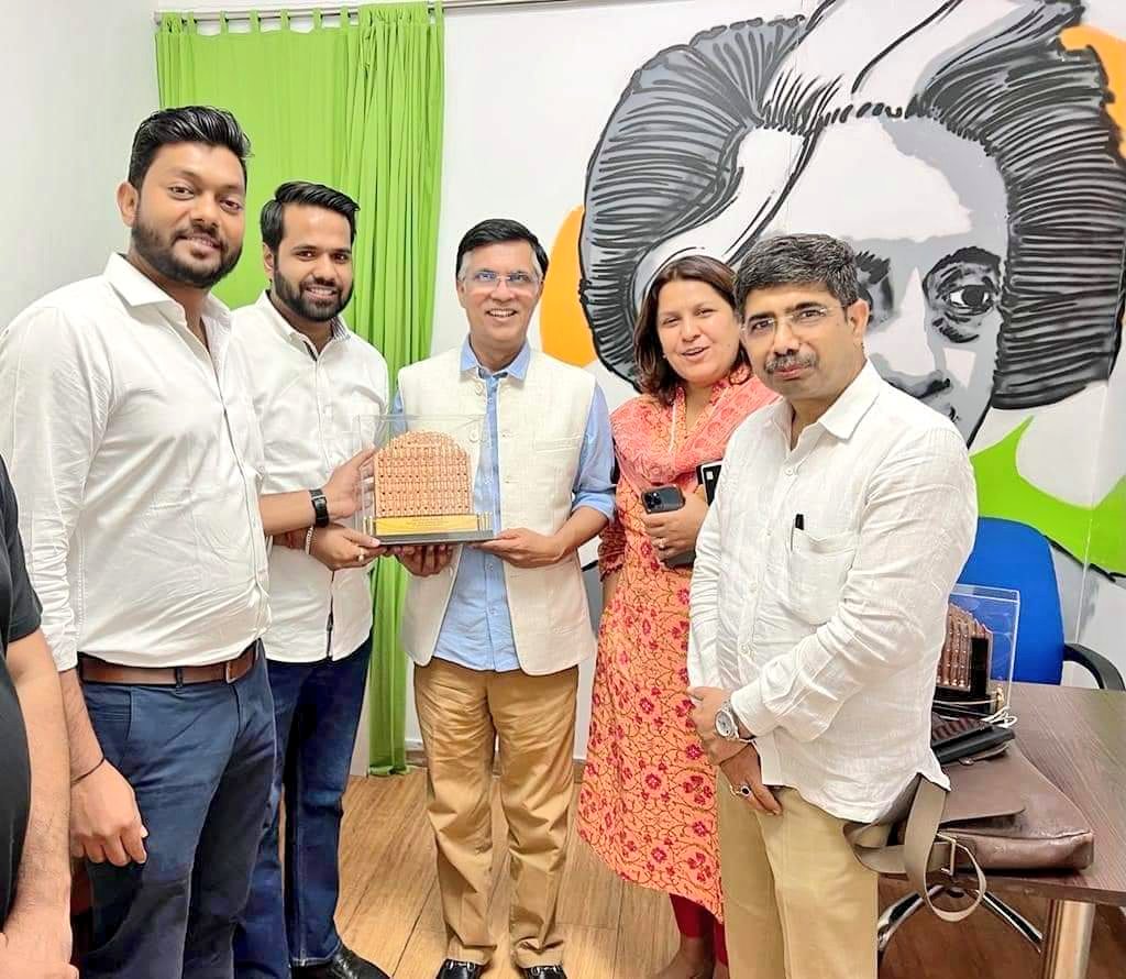 आज नई दिल्ली में अखिल भारतीय कांग्रेस कमेटी के महासचिव व कम्युनिकेशन विभाग के इंचार्ज श्री <a href="/Jairam_Ramesh/">Jairam Ramesh</a> जी, AICC मीडिया व पब्लिसिटी के चेयरमैन श्री <a href="/Pawankhera/">Pawan Khera 🇮🇳</a> जी व सोशल मीडिया विभाग की नवनियुक्त चेयरमैन श्रीमती <a href="/SupriyaShrinate/">Supriya Shrinate</a> जी से मुलाक़ात कर उन्हें स्मृति चिन्ह भेंट किया।