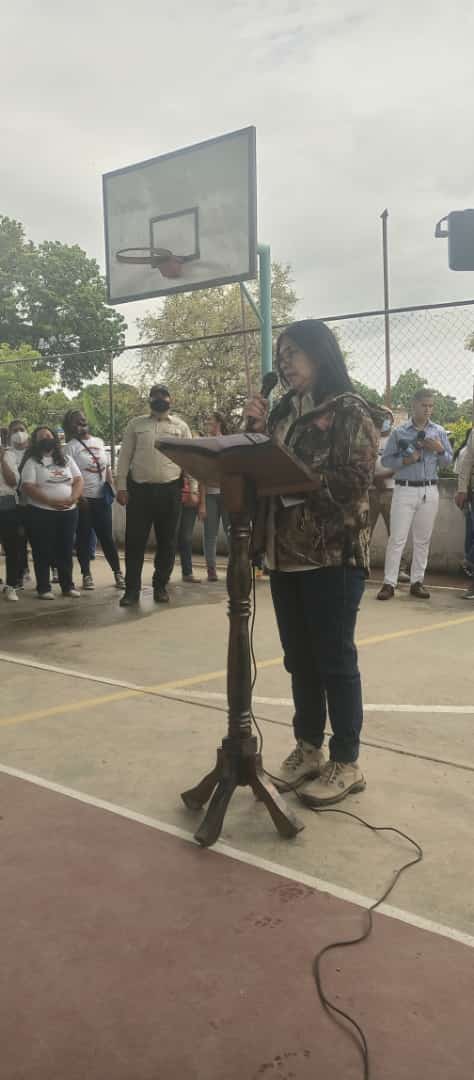 leoalvacabrera's tweet photo. Desde la UEN Cacique de Charaima del municipio Libertador realizamos la activación de las #BricomilesMiEscuelaBella contando con la presencia de la Gob. @Soykarinacarpio dando cumplimiento a las Orientaciones del Pte. @NicolasMaduro y la Min. @_LaAvanzadora #Bricomiles https://t.co/hv2WH5Z0ve