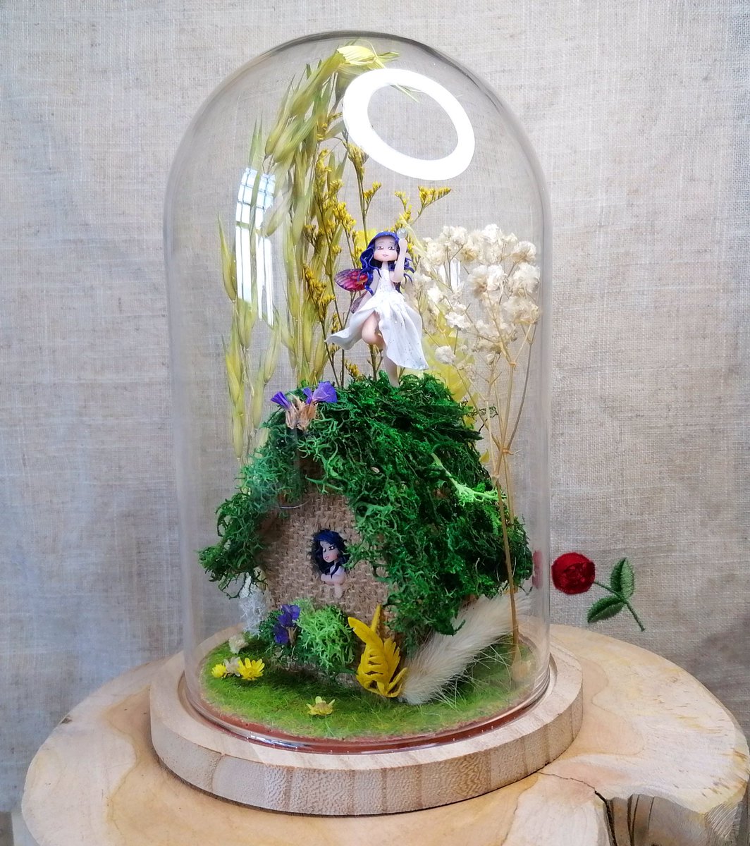 AkikosWorld's tweet photo. Diorama fée réalisée intégralement en pâte polymère, résine et fleurs séchées sous une cloche en verre protectrice. Un gros projet qui m’a passionné dernièrement 😊

J’espère que ceux qui me suivaient déjà apprécieront l’évolution de style x)

#fairy #polymerclay #fantasy https://t.co/NTdSn1KJ6f