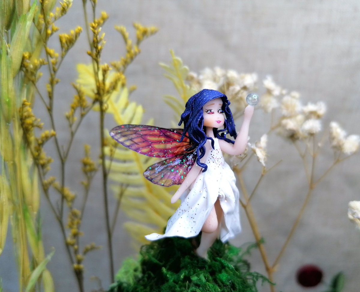 AkikosWorld's tweet photo. Diorama fée réalisée intégralement en pâte polymère, résine et fleurs séchées sous une cloche en verre protectrice. Un gros projet qui m’a passionné dernièrement 😊

J’espère que ceux qui me suivaient déjà apprécieront l’évolution de style x)

#fairy #polymerclay #fantasy https://t.co/NTdSn1KJ6f