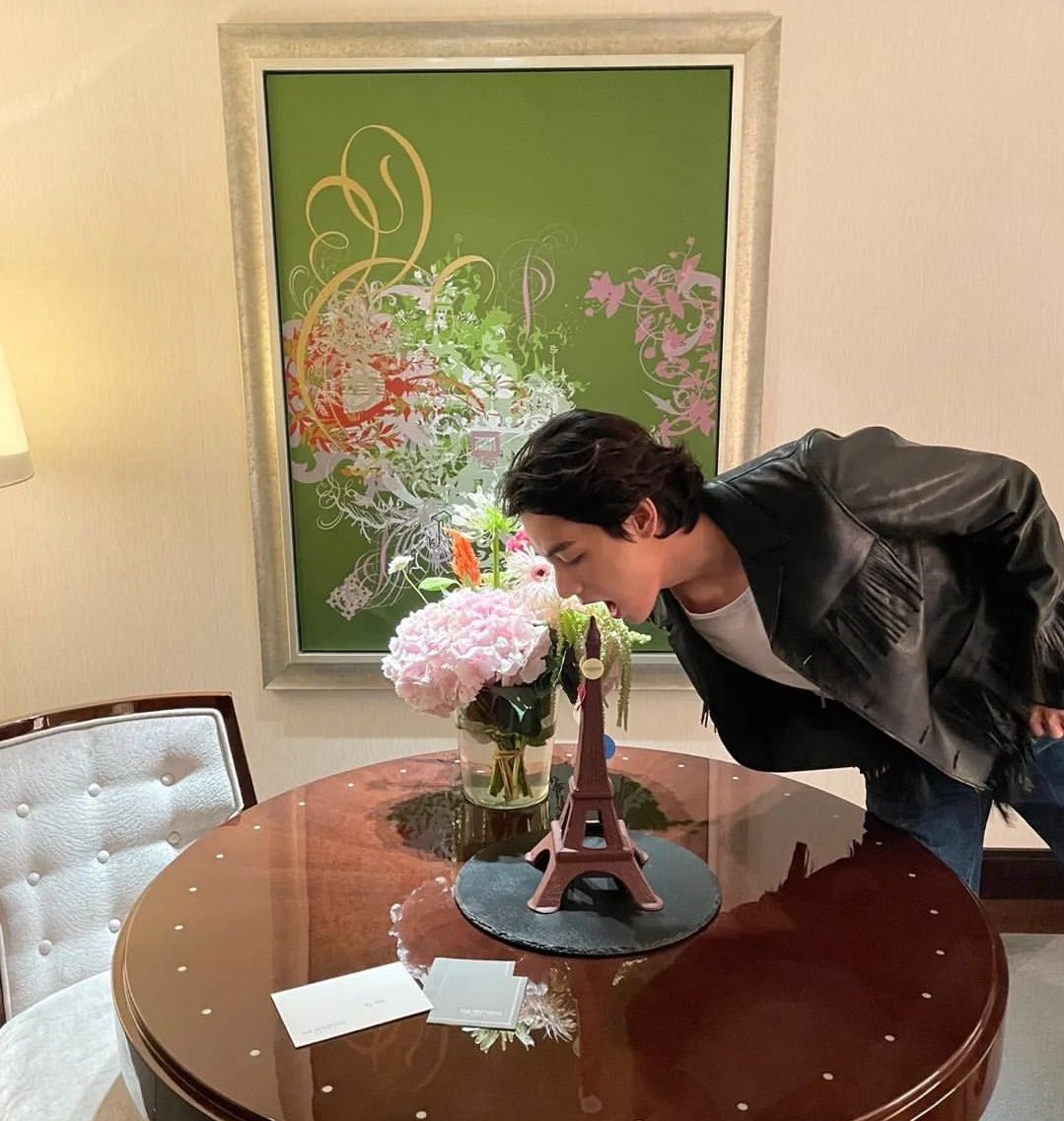Qg_Barmys's tweet photo. 🔮As centenas de mimos que estamos ganhando de Kim Taehyung em Paris!

@BTS_twt #V ✨ https://t.co/3p5ILXOlZ1
